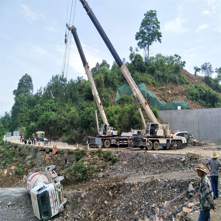 东台汽车掉沟里叫吊车救援要多少钱